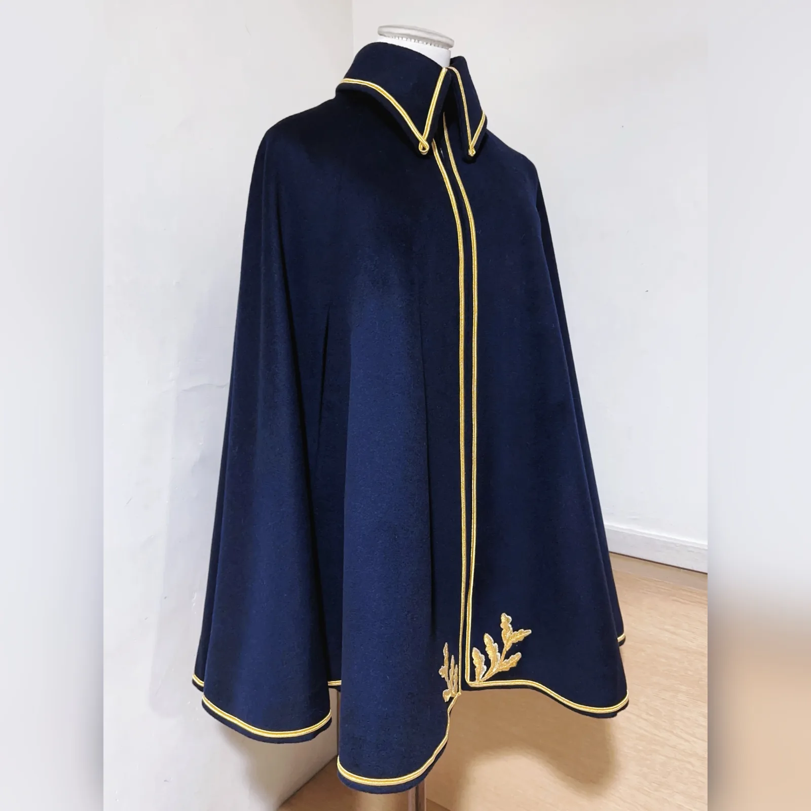 深藏青骑兵披风正面：金色绦带滚边。
